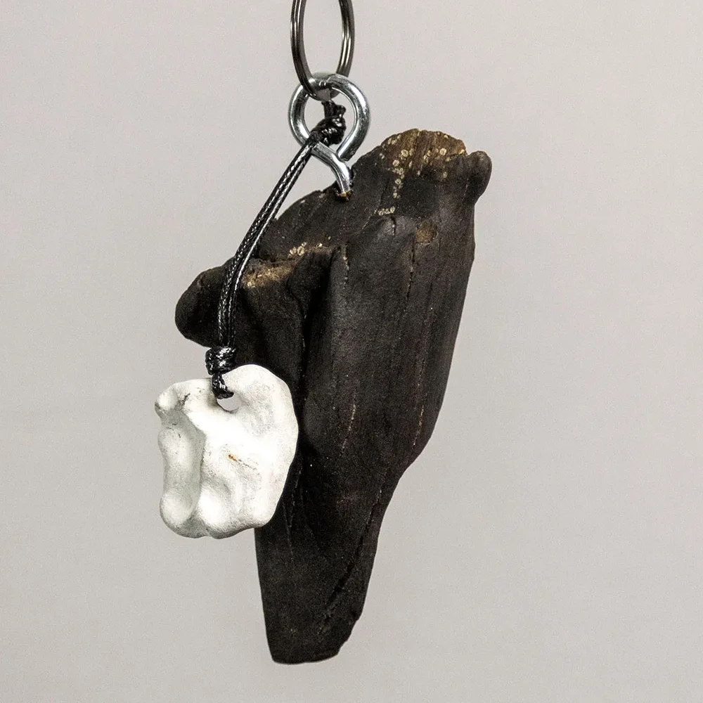 Schlüsselanhänger aus Treibholz mit weißem Hühnergott