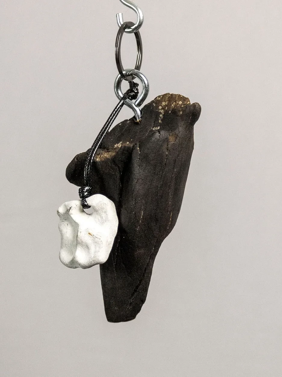 Schlüsselanhänger aus Treibholz mit weißem Hühnergott