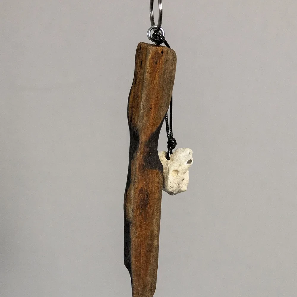 Schlüsselanhänger aus Treibholz mit weißem Hühnergott