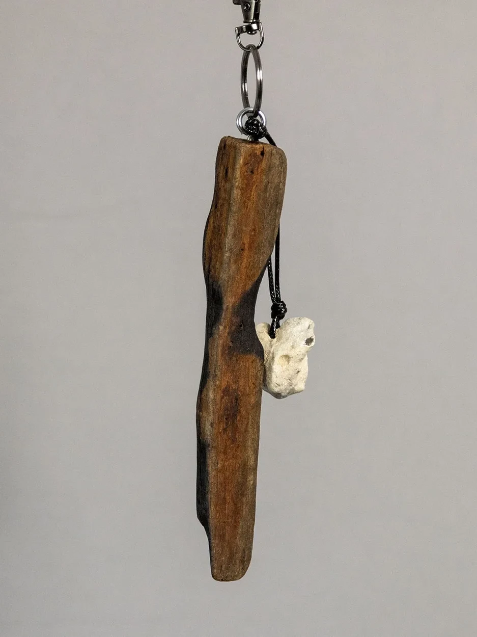 Schlüsselanhänger aus Treibholz mit weißem Hühnergott