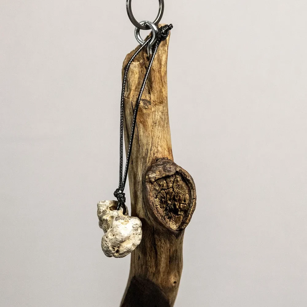 Schlüsselanhänger aus Treibholz mit weiß-grau-meliertem Hühnergott