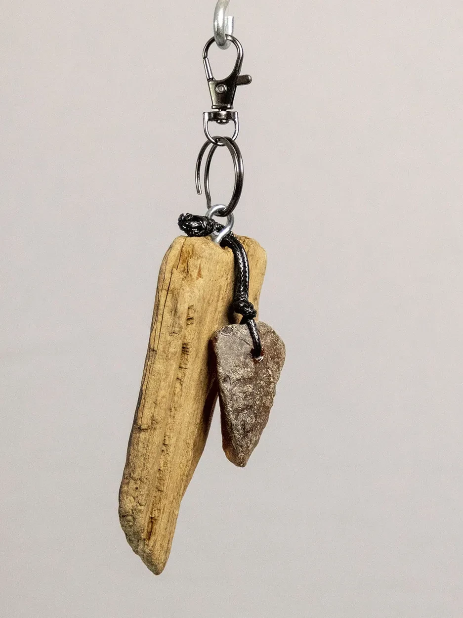 Schlüsselanhänger aus Treibholz mit dunkelbraunem Seeglas