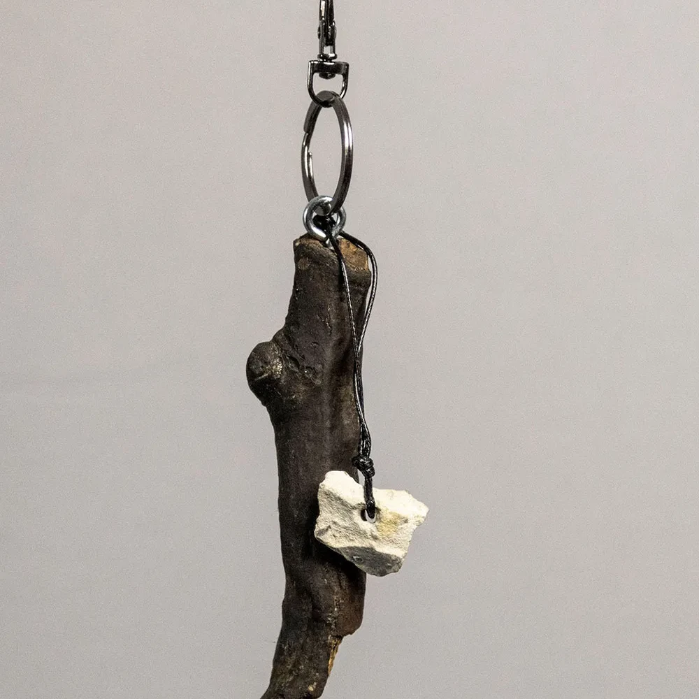 Schlüsselanhänger aus Treibholz mit weiß-grauem Hühnergott