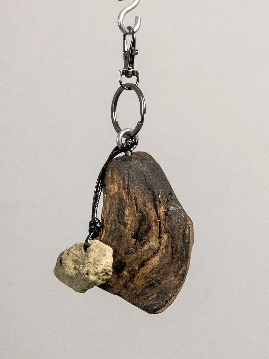 Schlüsselanhänger aus Treibholz mit beige-farbenem Hühnergott