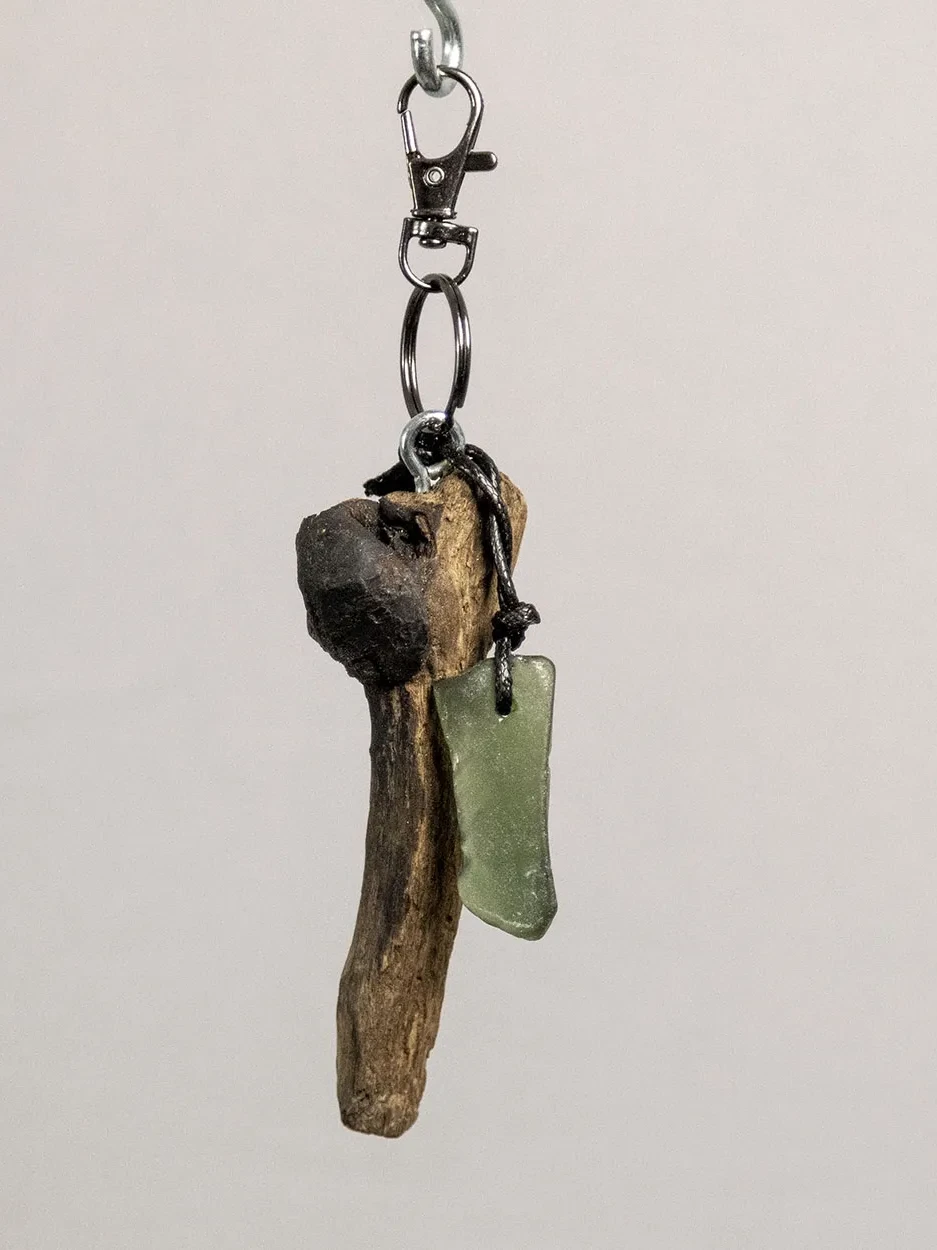 Schlüsselanhänger aus Treibholz mit grünem Seeglas