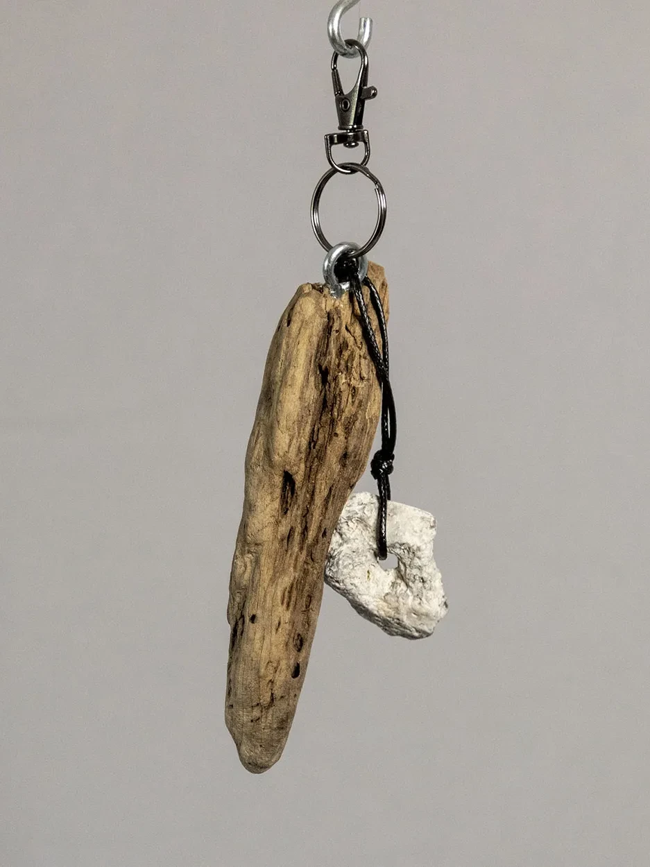 Schlüsselanhänger aus Treibholz mit weiß-grau-meliertem Hühnergott