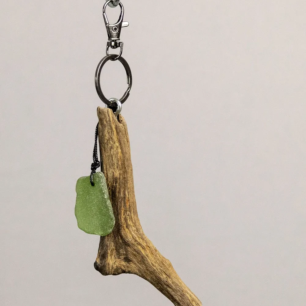 Schlüsselanhänger aus Treibholz mit hellgrünem Seeglas
