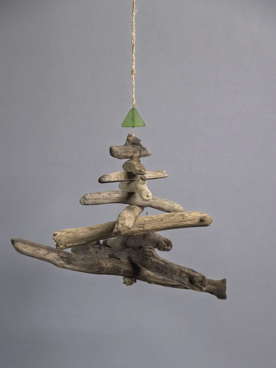 Weihnachtsbaum aus Treibholz mit grünem Seeglas