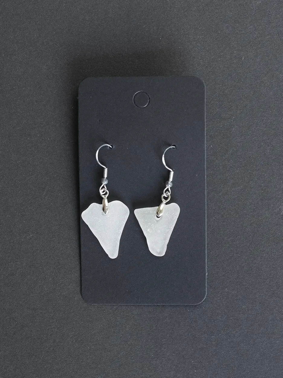 Ohrringe - Ohrhänger, weißes Seeglas, dreieckig