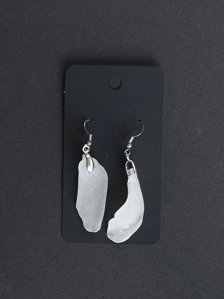 Ohrhänger matt-weißes geschwungenes Seeglas