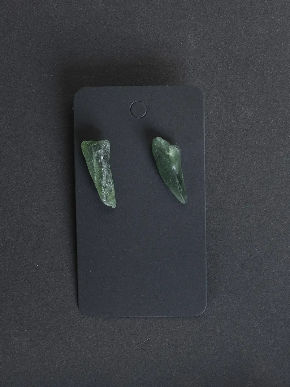 Ohrstecker dunkelgrünes Seeglas